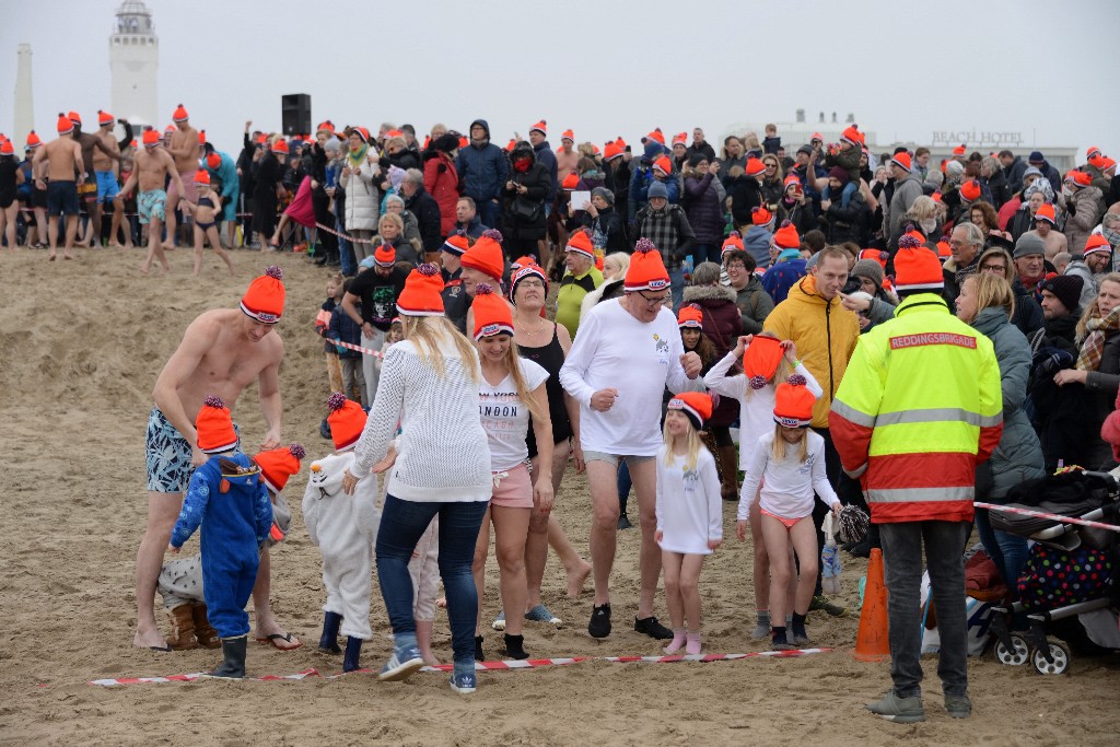 ../Images/Nieuwjaarsduik Noordwijk 2020 011.jpg